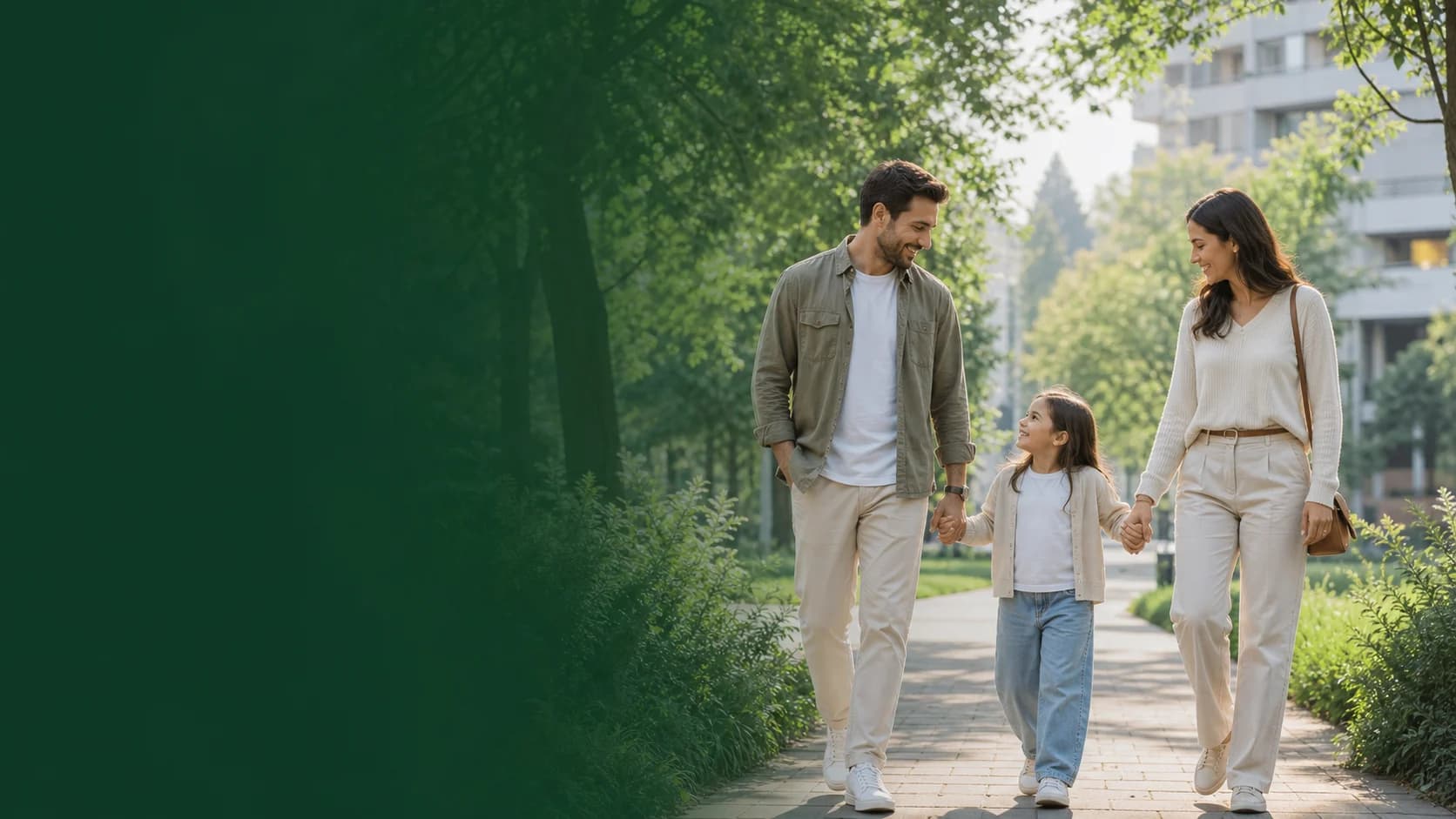 Güneşli bir parkta yürüyen genç aile